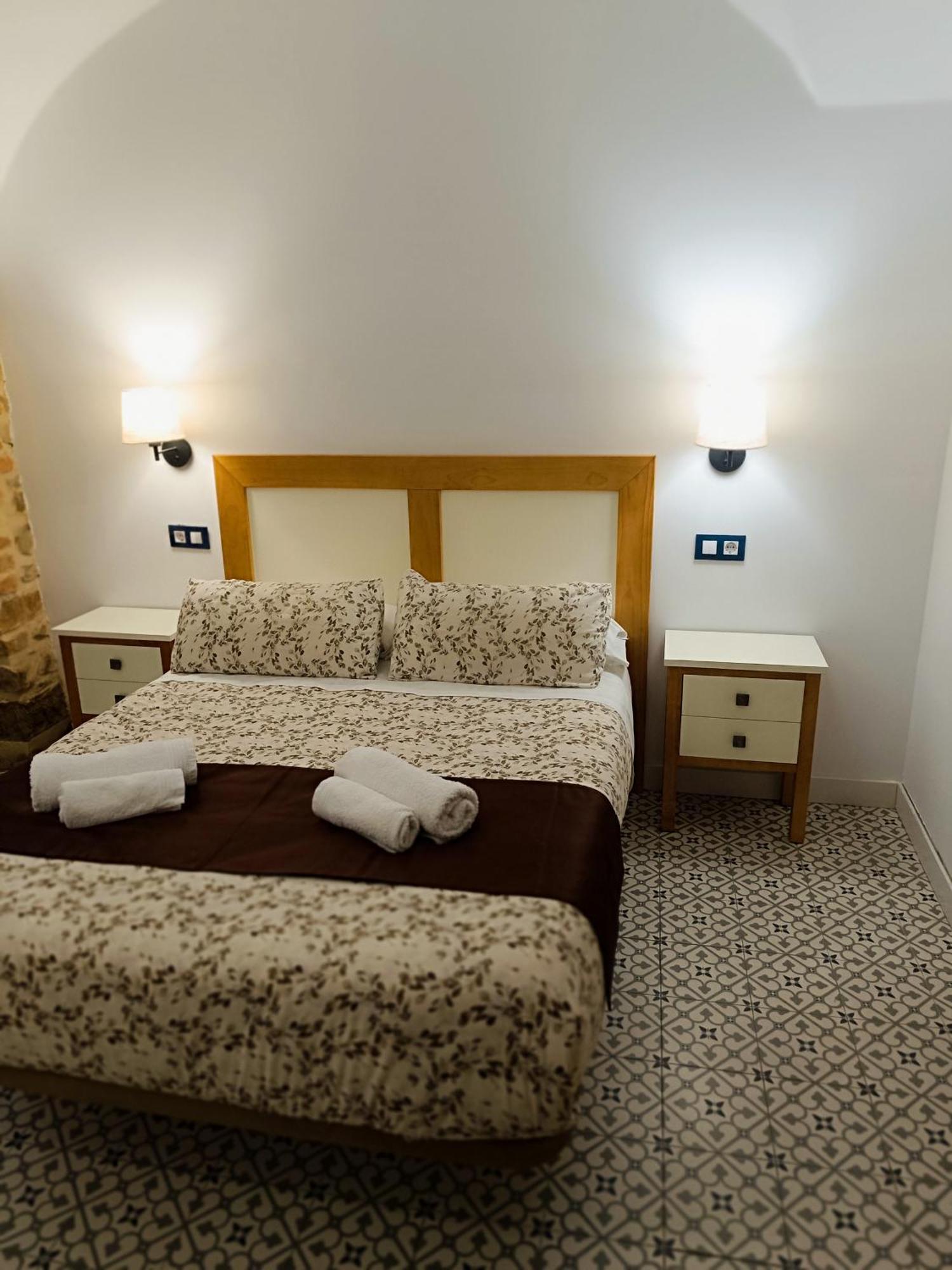 Al-Qazeres Suites Caceres Exterior photo