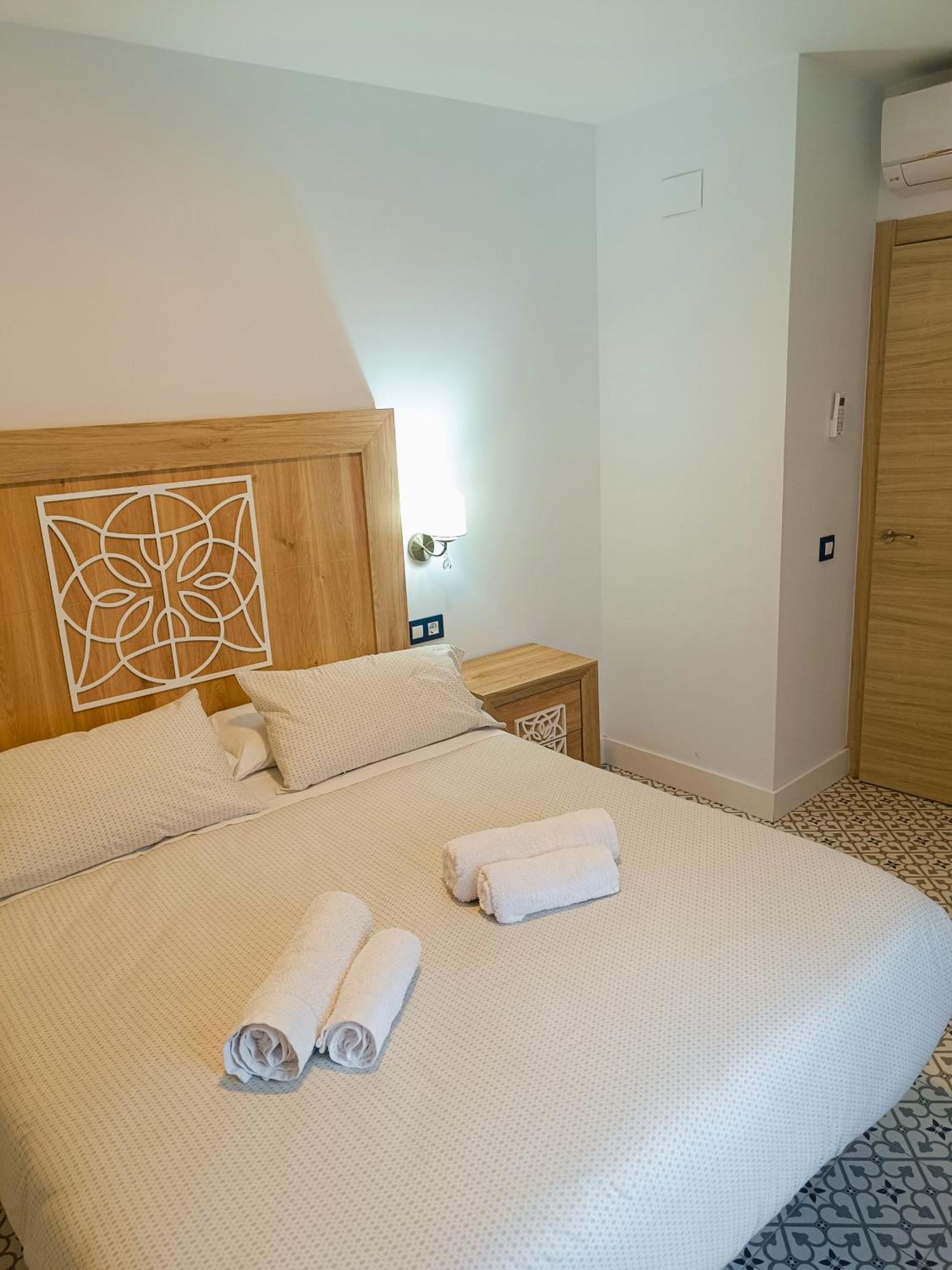 Al-Qazeres Suites Caceres Exterior photo